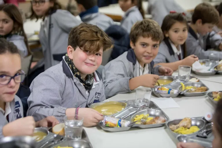 Alumnos comiendo en el comedor del colegio